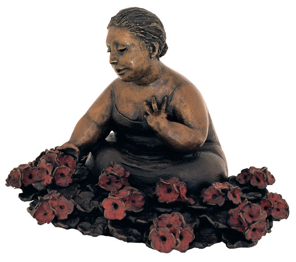 Sculpture de bronze d'une femme assise par Rose-Aimée Bélanger à vendre en galerie d'art à Montréal. « Petite aux géraniums » disponible à la Galerie Blanche.