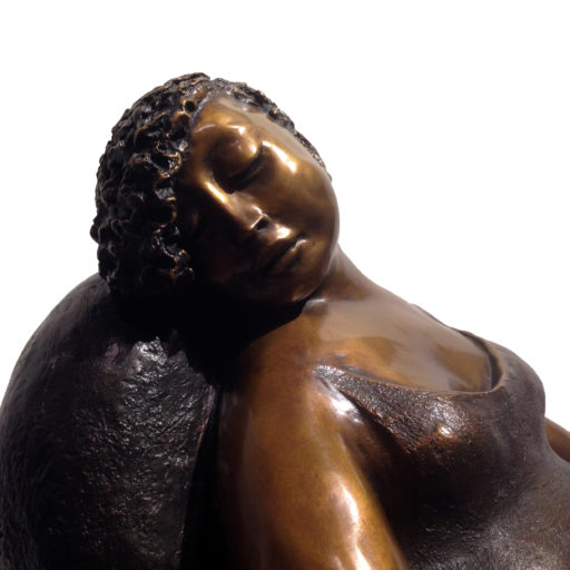Rapproché de la sculpture de bronze par Rose-Aimée Bélanger à vendre en galerie d'art à Montréal. « Un temps pour soi » disponible à la Galerie Blanche.