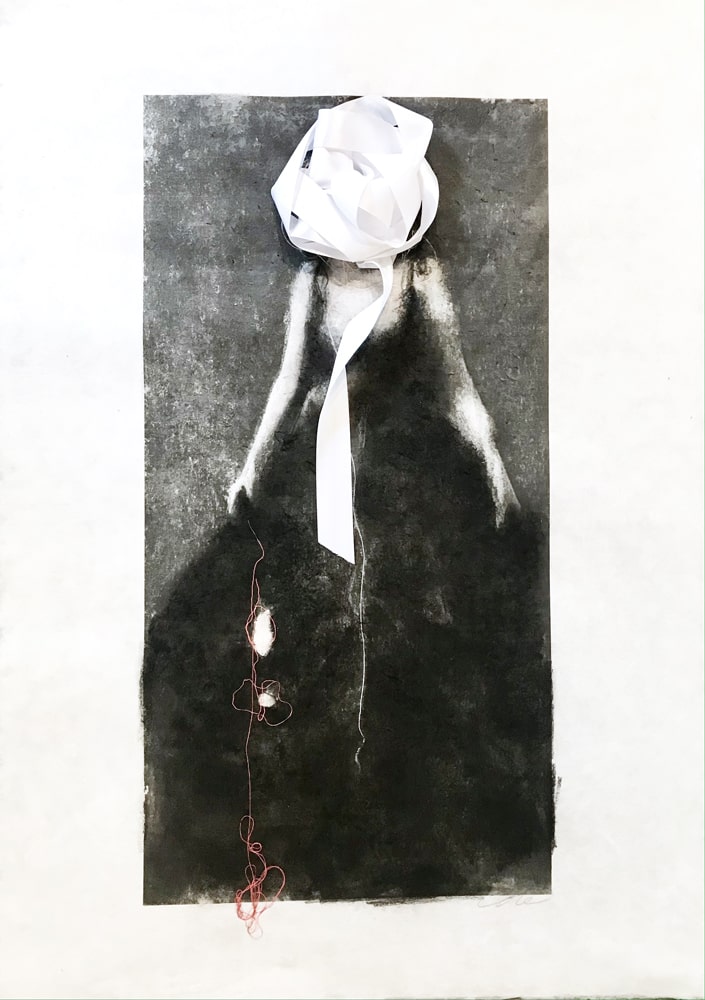 Techniques mixtes sur papier japonais portrayant une femme abstraite. « Happy Birthday to you » par Joann Côté à vendre à la Galerie Blanche de Montréal.