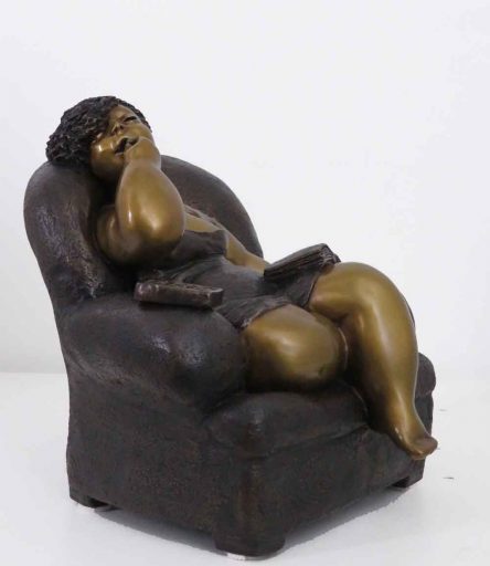 Détail de côté de la sculpture de bronze par Rose-Aimée Bélanger à vendre en galerie d'art à Montréal. « Volupté » disponible à la Galerie Blanche.