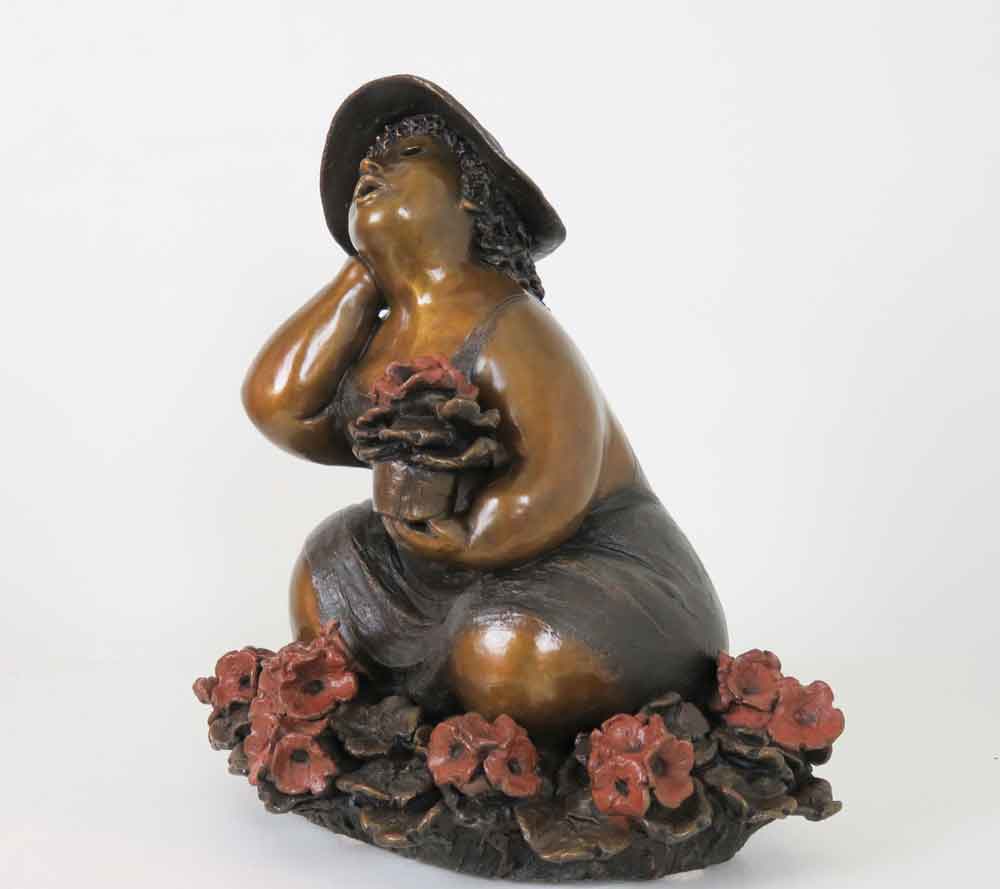 Sculpture de bronze d'une femme assise par Rose-Aimée Bélanger à vendre en galerie d'art à Montréal. « Dans les géraniums » disponible à la Galerie Blanche.