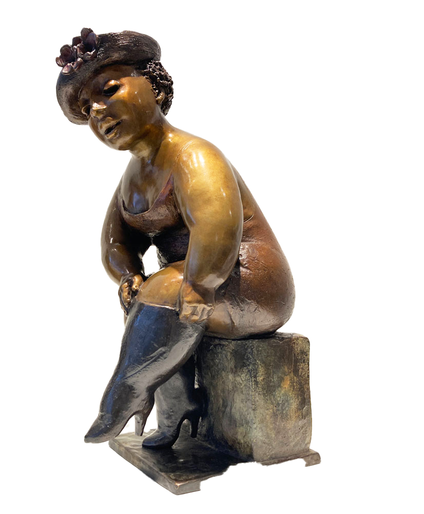 Détail de biais de la sculpture de bronze par Rose-Aimée Bélanger à vendre en galerie d'art à Montréal. « Marguerite» disponible à la Galerie Blanche.