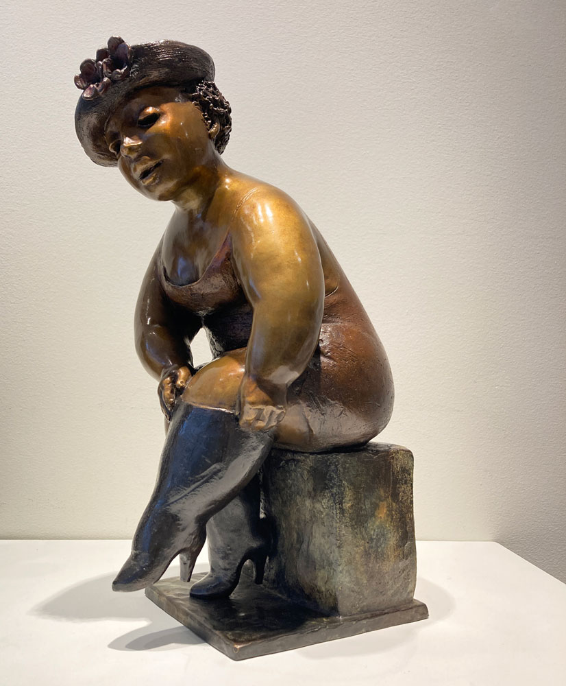 Détail de biais de la sculpture de bronze par Rose-Aimée Bélanger à vendre en galerie d'art à Montréal. « Marguerite» disponible à la Galerie Blanche.