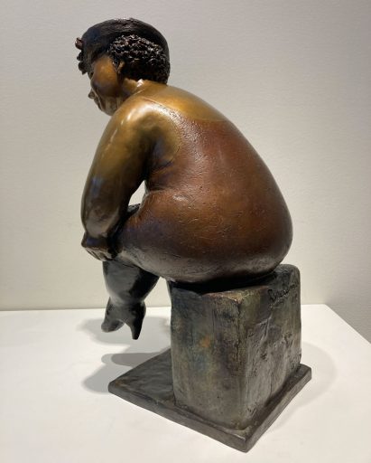 Détail de côté de la sculpture de bronze par Rose-Aimée Bélanger à vendre en galerie d'art à Montréal. « Marguerite» disponible à la Galerie Blanche.