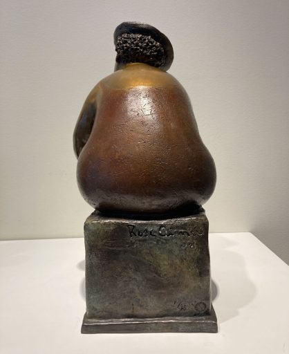 Détail de dos de la sculpture de bronze par Rose-Aimée Bélanger à vendre en galerie d'art à Montréal. « Marguerite» disponible à la Galerie Blanche.