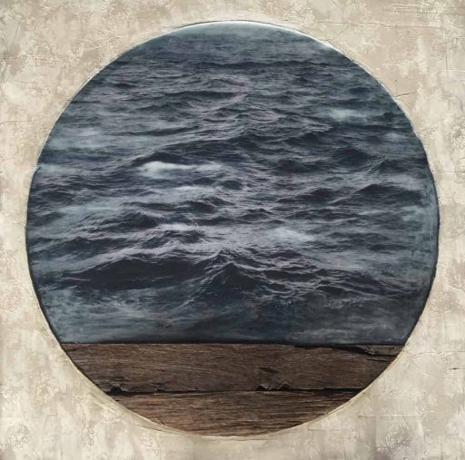 Paysage abstrait en techniques mixtes sur bois « Poséidon » par Amélie Desjardins. Art contemporain à vendre à la Galerie Blanche de Montréal.