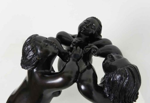 Rapproché de la sculpture de bronze de trois faunes par Rose-Aimée Bélanger à vendre en galerie d'art à Montréal. « 3 faunes » disponible à la Galerie Blanche.