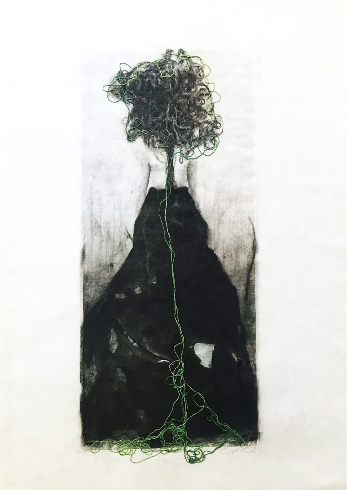 Techniques mixtes sur papier japonais portrayant une femme abstraite. « Ma force vient de mes racines » par Joann Côté à vendre à la Galerie Blanche de Montréal.