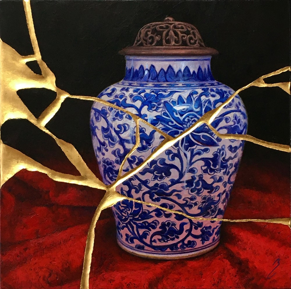 Peinture à l'huile et Kintsugi sur panneau par Bruno Capolongo à vendre en galerie d'art à Montréal. « Scarlet Vase with lid Kintsugi » disponible à la Galerie Blanche.