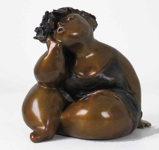 Sculpture de bronze d'une femme assise par Rose-Aimée Bélanger à vendre en galerie d'art à Montréal. « Premier bisou » disponible à la Galerie Blanche.