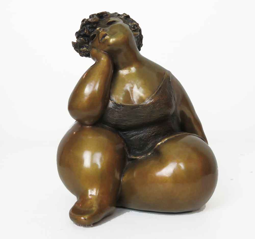 Sculpture de bronze d'une femme assise par Rose-Aimée Bélanger à vendre en galerie d'art à Montréal. « Louloute » disponible à la Galerie Blanche.
