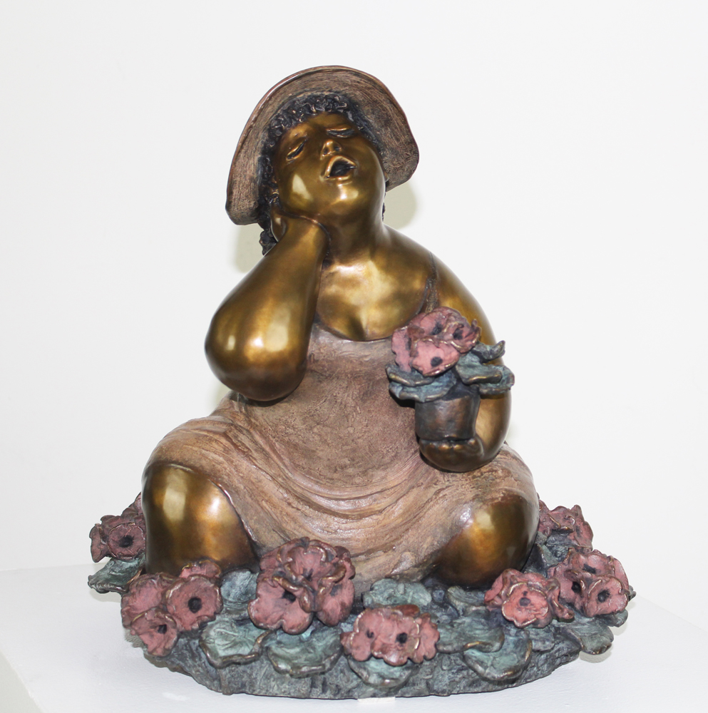 Sculpture de bronze d'une femme assise par Rose-Aimée Bélanger à vendre en galerie d'art à Montréal. « Dans les géraniums » disponible à la Galerie Blanche.