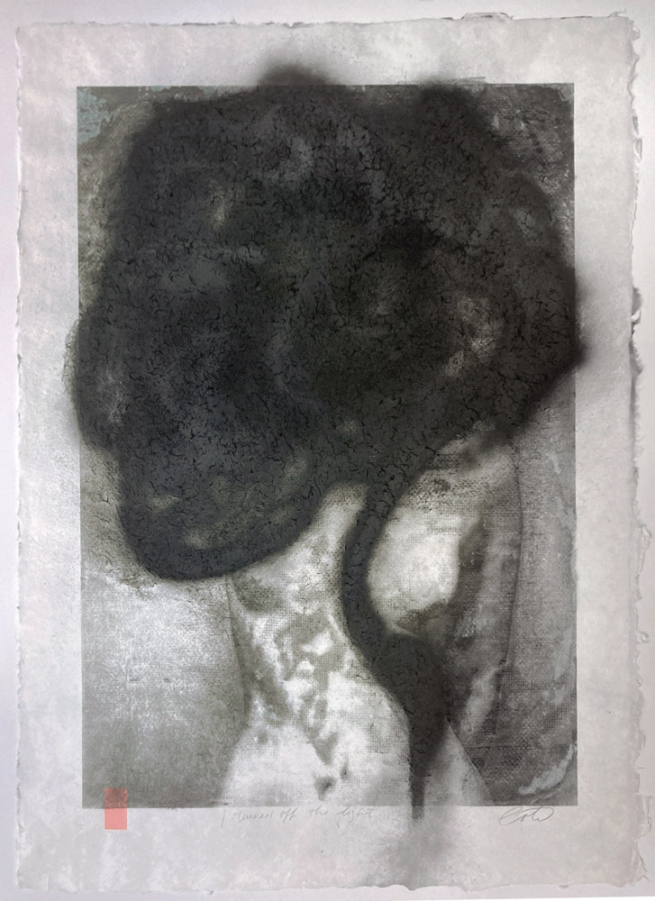 Techniques mixtes sur papier japonais portrayant une femme abstraite. « I turned Off The Light » par Joann Côté à vendre à la Galerie Blanche de Montréal.