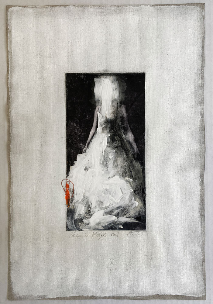 Techniques mixtes sur papier japonais portrayant une femme abstraite. « Blanche Neige No.1 » par Joann Côté à vendre à la Galerie Blanche de Montréal.