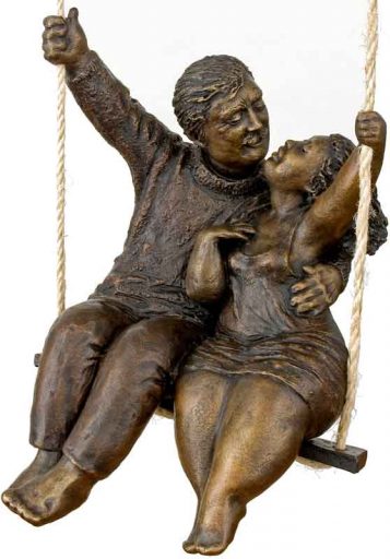 Sculpture de bronze d'un couple sur balançoire par Rose-Aimée Bélanger à vendre en galerie d'art à Montréal. « Balançoire à deux » disponible à la Galerie Blanche.