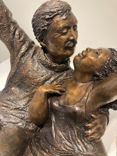 Détail en rapproché de la sculpture de bronze d'un couple sur balançoire par Rose-Aimée Bélanger à vendre en galerie d'art à Montréal. « Balançoire à deux » disponible à la Galerie Blanche.