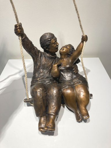 Sculpture de bronze par Rose-Aimée Bélanger à vendre en galerie d'art à Montréal. « Balançoire à deux » disponible à la Galerie Blanche.