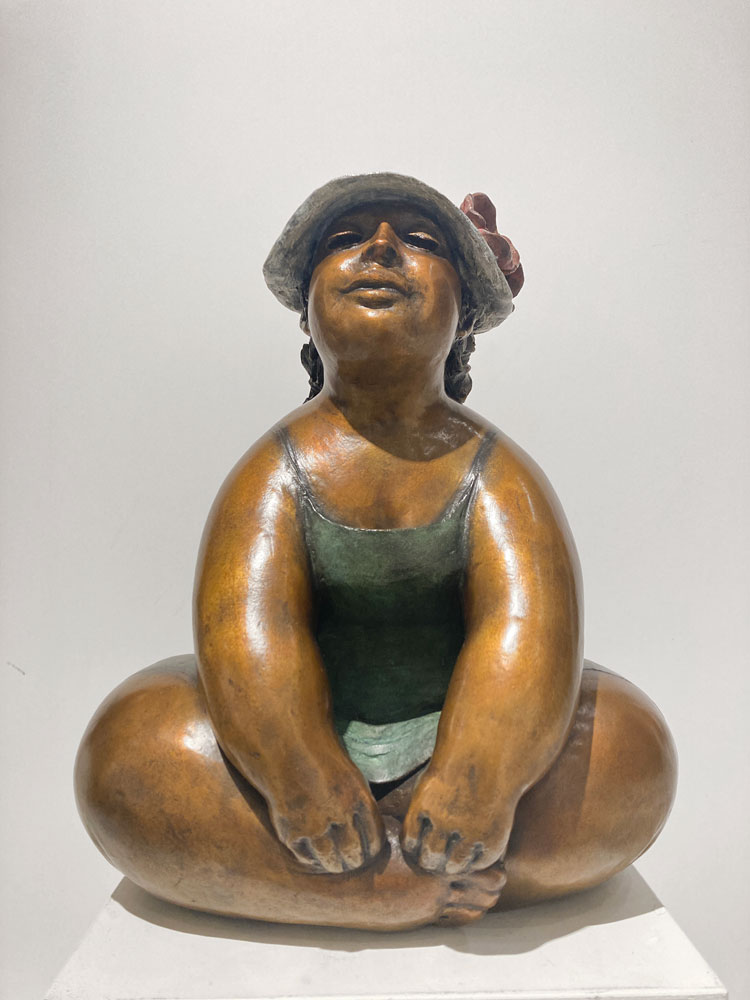 Sculpture de bronze d'une femme assise par Rose-Aimée Bélanger à vendre en galerie d'art à Montréal. « Béatrice » disponible à la Galerie Blanche.