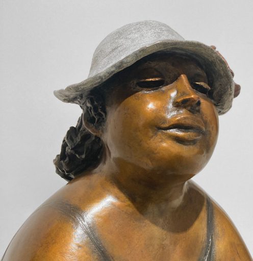 Rapproché de la sculpture de bronze d'une femme assise par Rose-Aimée Bélanger à vendre en galerie d'art à Montréal. « Béatrice » disponible à la Galerie Blanche.