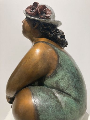 Profil de la sculpture de bronze d'une femme assise par Rose-Aimée Bélanger à vendre en galerie d'art à Montréal. « Béatrice » disponible à la Galerie Blanche.