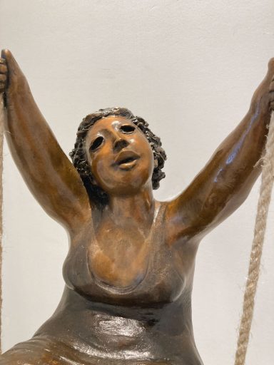 Détail rapproché de la sculpture de bronze par Rose-Aimée Bélanger à vendre en galerie d'art à Montréal. « Après-midi d'été » disponible à la Galerie Blanche.