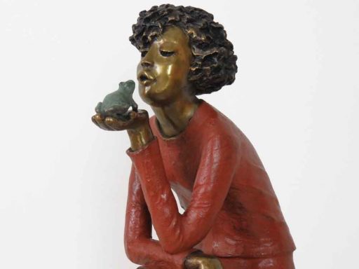 Détail de côté de la sculpture de bronze par Rose-Aimée Bélanger à vendre en galerie d'art à Montréal. « How many kisses » disponible à la Galerie Blanche.