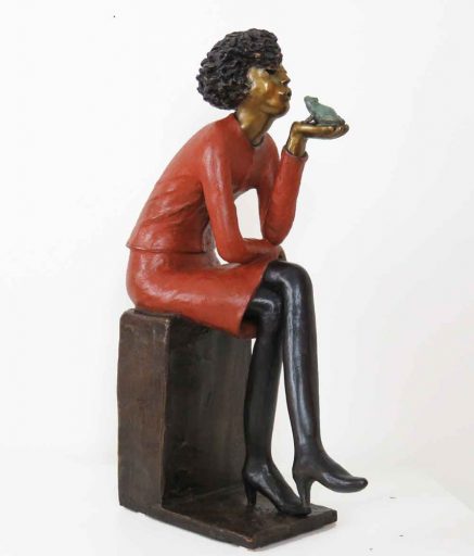 Détail de biais de la sculpture de bronze par Rose-Aimée Bélanger à vendre en galerie d'art à Montréal. « How many kisses » disponible à la Galerie Blanche.