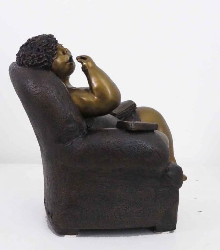 Détail de profil de la sculpture de bronze par Rose-Aimée Bélanger à vendre en galerie d'art à Montréal. « Volupté » disponible à la Galerie Blanche.
