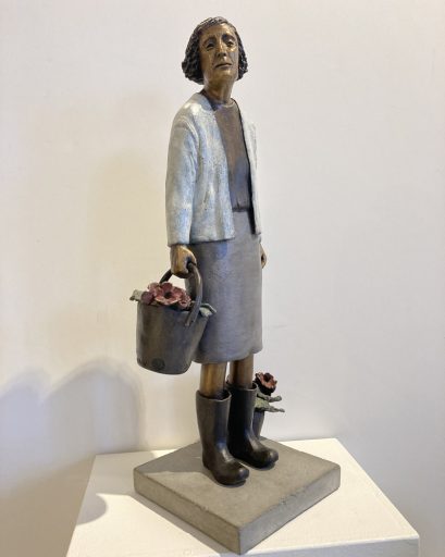 Détail de biais de la sculpture de bronze par Rose-Aimée Bélanger à vendre en galerie d'art à Montréal. « Madame Ferguson » disponible à la Galerie Blanche.