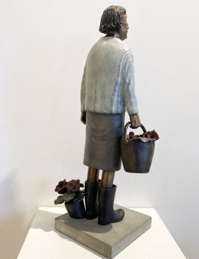 Détail de dos de la sculpture de bronze par Rose-Aimée Bélanger à vendre en galerie d'art à Montréal. « Madame Ferguson » disponible à la Galerie Blanche.