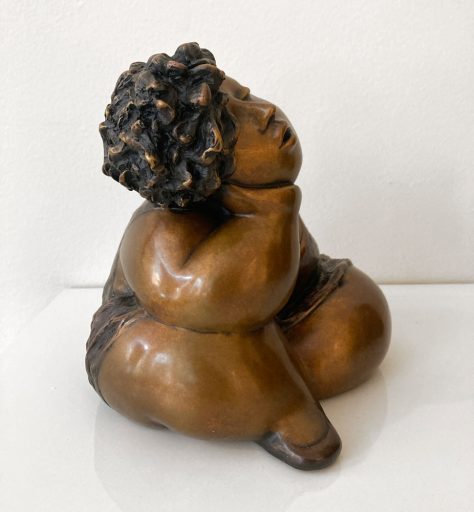 Détail de côté de la sculpture de bronze par Rose-Aimée Bélanger à vendre en galerie d'art à Montréal. « Amour » disponible à la Galerie Blanche.