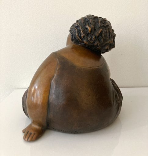 Détail de dos de la sculpture de bronze par Rose-Aimée Bélanger à vendre en galerie d'art à Montréal. « Amour » disponible à la Galerie Blanche.