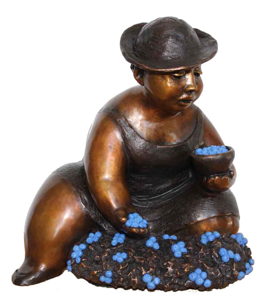 Sculpture de bronze d'une femme cueillant des bleuets par Rose-Aimée Bélanger à vendre en galerie d'art à Montréal. « Bleuets sur la colline » disponible à la Galerie Blanche.