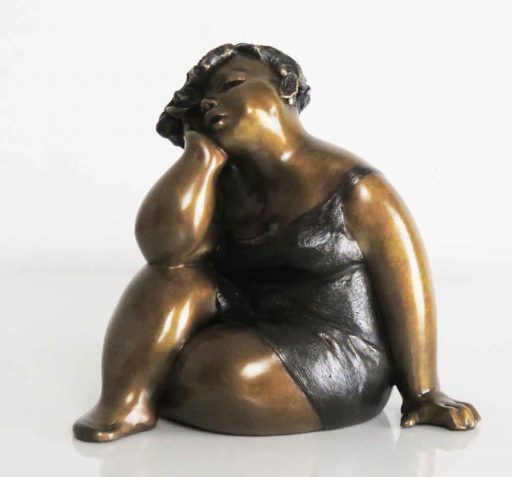 Détail de côté de la sculpture de bronze par Rose-Aimée Bélanger à vendre en galerie d'art à Montréal. « Sérénité » disponible à la Galerie Blanche.
