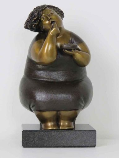 Sculpture de bronze d'une femme mangeant un bonbon par Rose-Aimée Bélanger à vendre en galerie d'art à Montréal. « Bonbons » disponible à la Galerie Blanche.