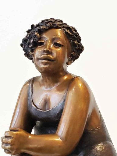 Rapproché frontal de la sculpture de bronze par Rose-Aimée Bélanger à vendre en galerie d'art à Montréal. « De tout mon cœur » disponible à la Galerie Blanche.