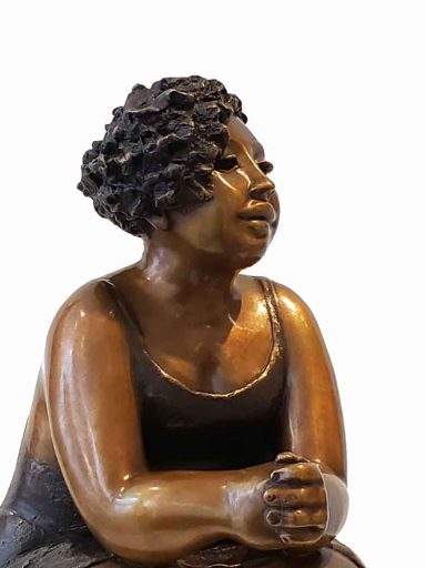 Rapproché de la sculpture de bronze par Rose-Aimée Bélanger à vendre en galerie d'art à Montréal. « De tout mon cœur » disponible à la Galerie Blanche.
