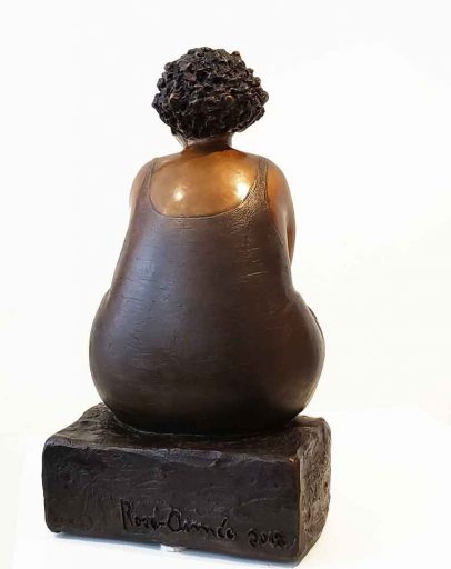Détail de dos de la sculpture de bronze par Rose-Aimée Bélanger à vendre en galerie d'art à Montréal. « De tout mon cœur » disponible à la Galerie Blanche.