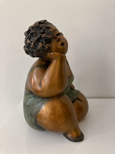 Détail en angle de la sculpture de bronze par Rose-Aimée Bélanger à vendre en galerie d'art à Montréal. « Délice » disponible à la Galerie Blanche.