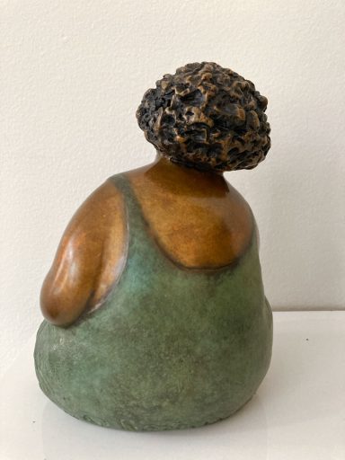 Détail de dos de la sculpture de bronze par Rose-Aimée Bélanger à vendre en galerie d'art à Montréal. « Délice » disponible à la Galerie Blanche.