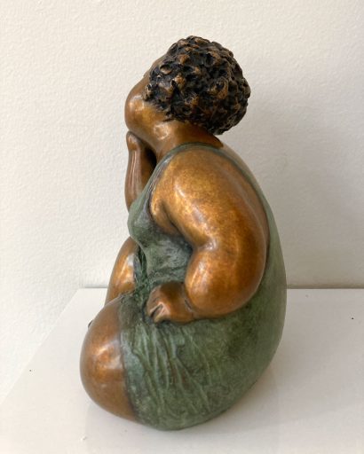 Détail de côté de la sculpture de bronze par Rose-Aimée Bélanger à vendre en galerie d'art à Montréal. « Délice » disponible à la Galerie Blanche.