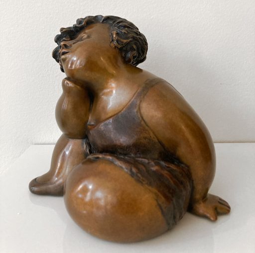 Détail de profil de la sculpture de bronze par Rose-Aimée Bélanger à vendre en galerie d'art à Montréal. « Amour » disponible à la Galerie Blanche.