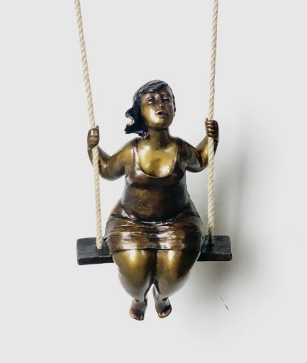 Sculpture de bronze sur balançoire par Rose-Aimée Bélanger à vendre en galerie d'art à Montréal. « S'envoler au vent » disponible à la Galerie Blanche.