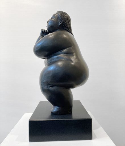 Détail de côté de la petite sculpture de bronze par Rose-Aimée Bélanger à vendre en galerie d'art à Montréal. « Danse » disponible à la Galerie Blanche.
