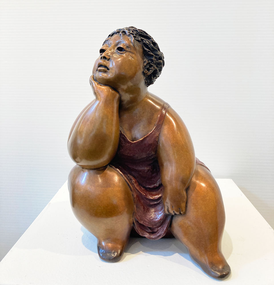 Petite sculpture de bronze par Rose-Aimée Bélanger à vendre en galerie d'art à Montréal. « Rosalie » disponible à la Galerie Blanche.