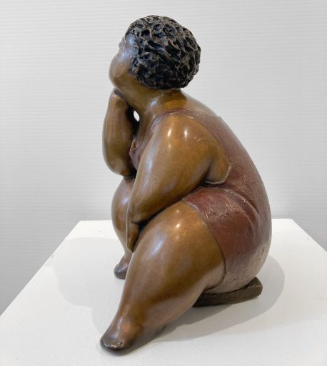 Détail de biais de la petite sculpture de bronze par Rose-Aimée Bélanger à vendre en galerie d'art à Montréal. « Rosalie » disponible à la Galerie Blanche.