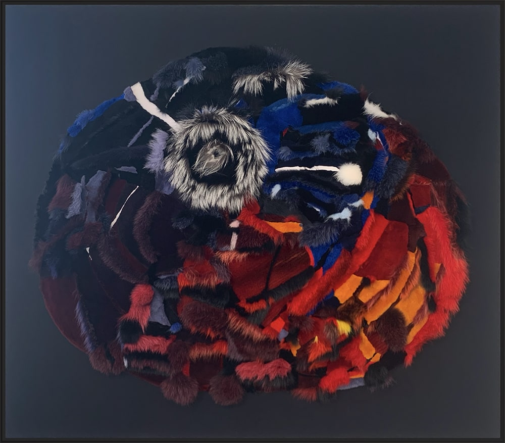 Fourrures recyclées sur toile « Spin » par Dominique Caron. Art contemporain à vendre à la Galerie Blanche de Montréal.