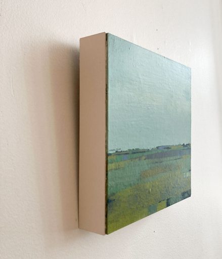 vue de biais de la peinture acrylique d'un paysage contemporain sur panneau de bois 10 par 10 pouces. « Paysage printemps No.1 » par Kathleen Finlay à vendre à la Galerie Blanche de Montréal.