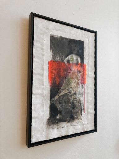 Encadrement de la femme en techniques mixtes sur papier japonais. « Rouge passion » par Joann Côté à vendre à la Galerie Blanche de Montréal.